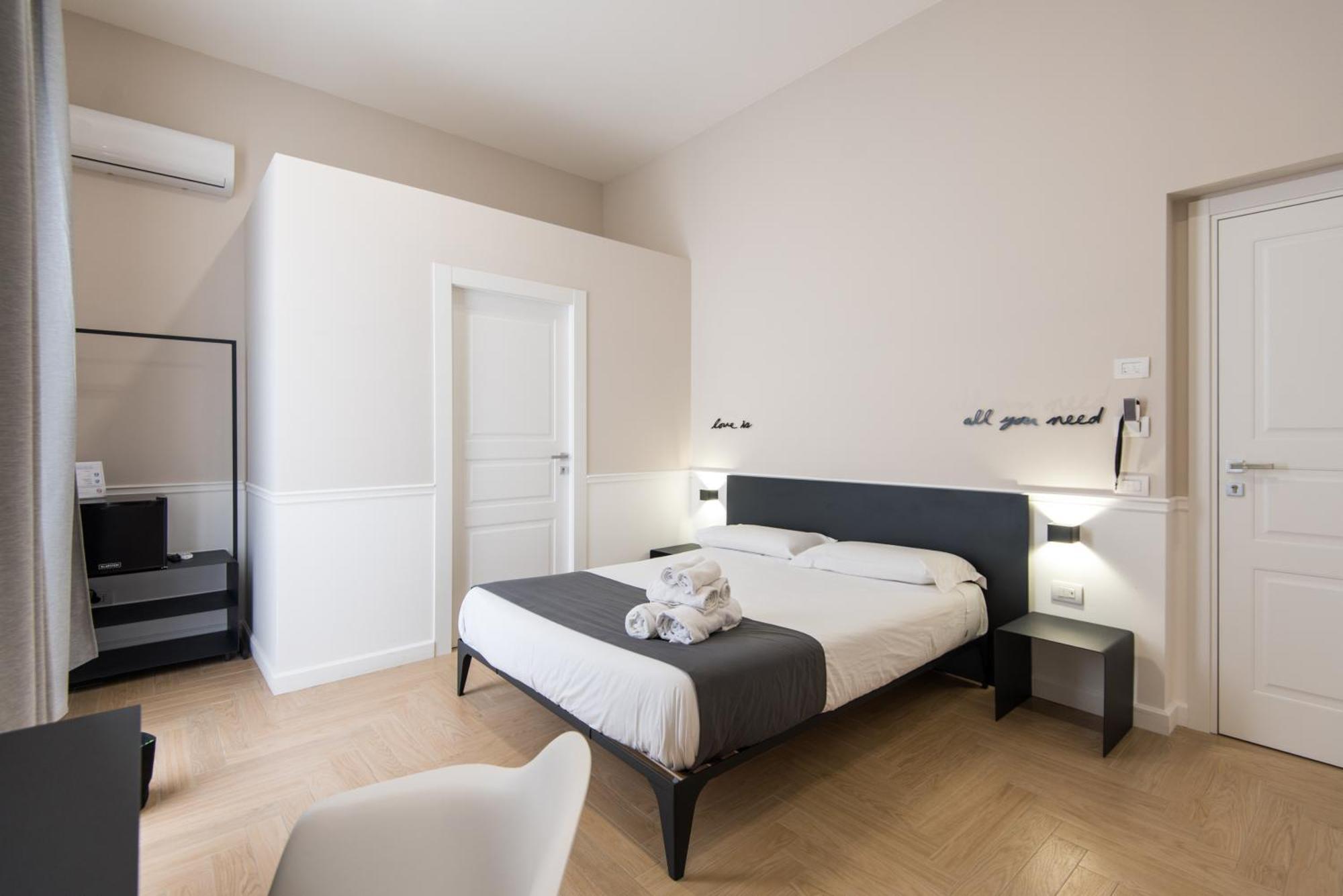 Five Boutique Rooms Napoli Bagian luar foto