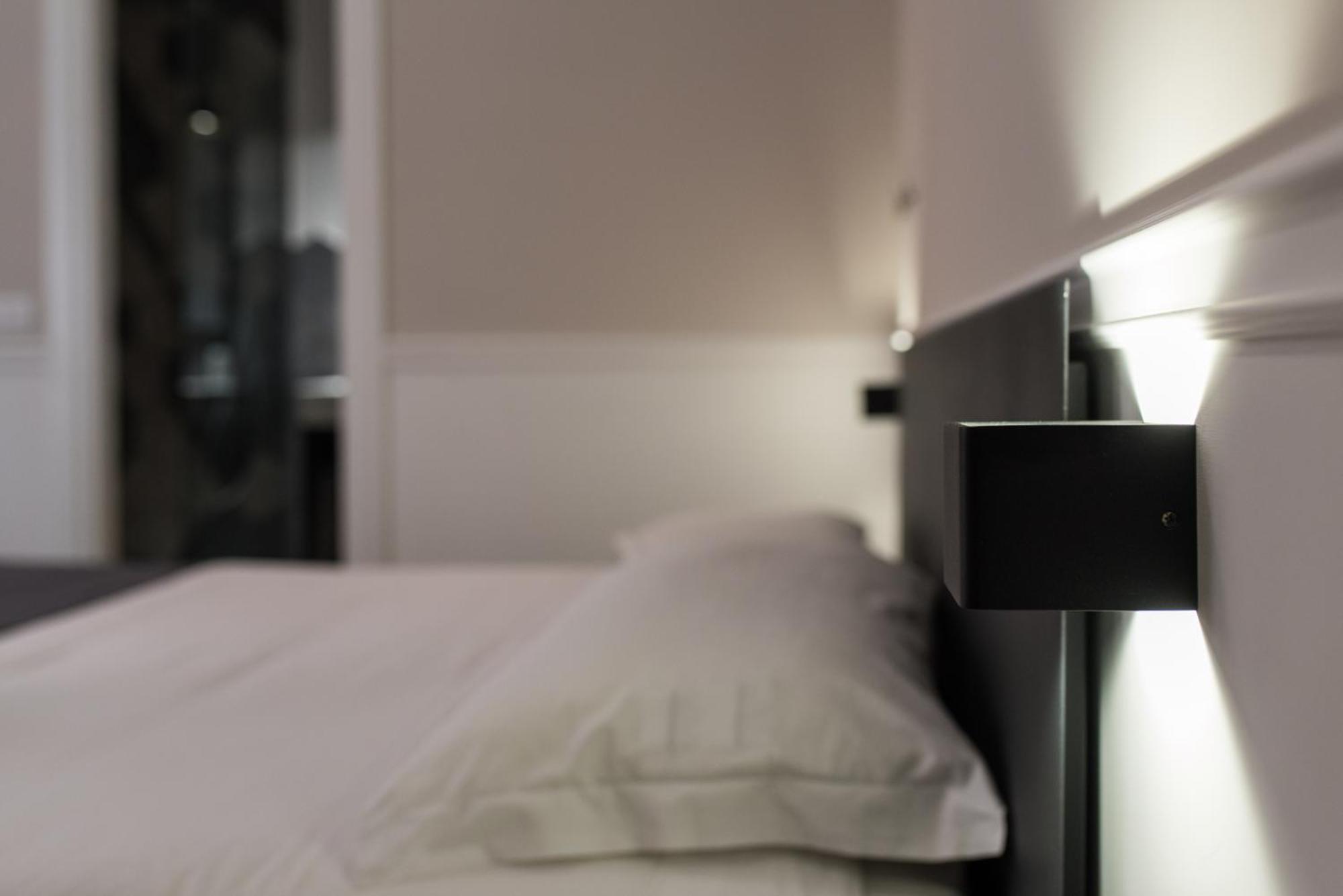 Five Boutique Rooms Napoli Bagian luar foto